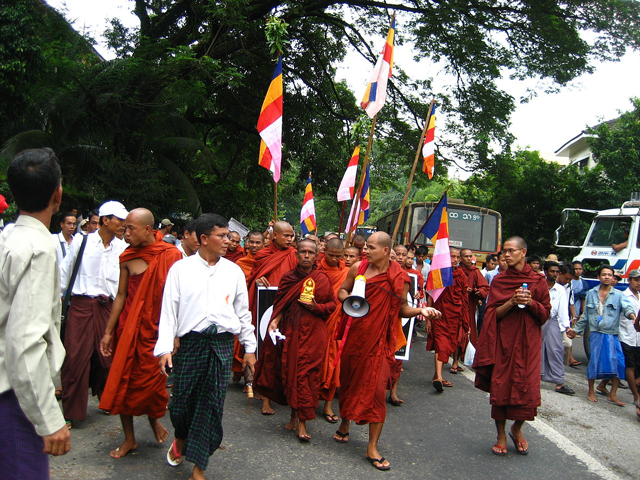 Manifestation de moines en 2007 pendant la Révolution de safran.